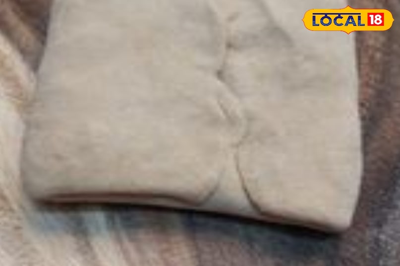 अब रोटी बेलकर उसमे चीज मसाला भर ले. अब रोटी बेलकर उसमे चीज मसाला भर ले.