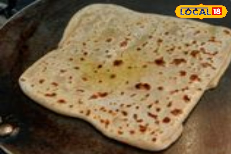 चीज पराठा एकदम पिज़्जा जैसे लगता है चीज पराठा एकदम पिज़्जा जैसे लगता है