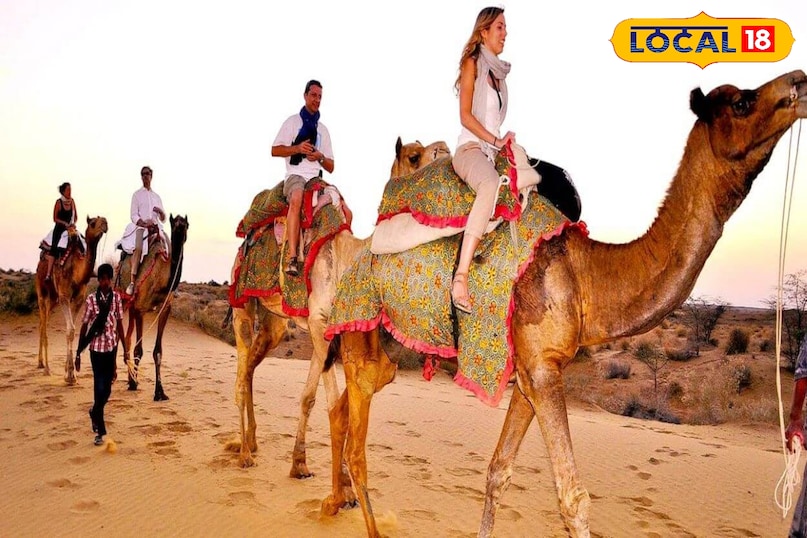 सम और खाबा के टीले सूरज की ढलती रोशनी में सोने से चमकते है सम और खाबा के टीले सूरज की ढलती रोशनी में सोने से चमकते है