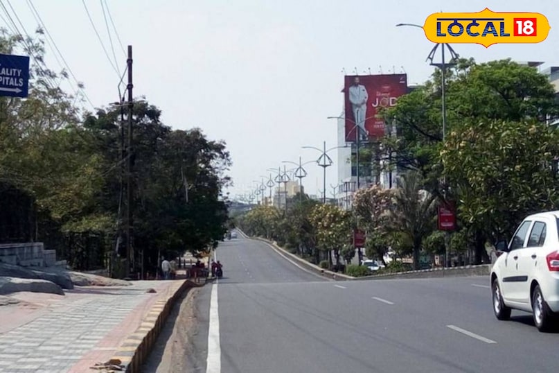 जुबली हिल्स जुबली हिल्स हैदराबाद के सबसे एक्सक्लूसिव और खूबसूरत इलाकों में से एक है। यहाँ की चौड़ी सड़कें, अच्छी तरह से मेन्टेन किए गए फुटपाथ और हर तरफ हरियाली इस इलाके को खास बनाती है। यह एक आवासीय इलाका है इसलिए यहाँ वाहनों का शोर कम है। इलाके की सफाई का विशेष ध्यान रखा जाता है। बानजारा और जुबली हिल्स के आसपास के पहाड़ी इलाके ताजी हवा का अहसास कराते हैं। जुबली हिल्स जुबली हिल्स हैदराबाद के सबसे एक्सक्लूसिव और खूबसूरत इलाकों में से एक है। यहाँ की चौड़ी सड़कें, अच्छी तरह से मेन्टेन किए गए फुटपाथ और हर तरफ हरियाली इस इलाके को खास बनाती है। यह एक आवासीय इलाका है इसलिए यहाँ वाहनों का शोर कम है। इलाके की सफाई का विशेष ध्यान रखा जाता है। बानजारा और जुबली हिल्स के आसपास के पहाड़ी इलाके ताजी हवा का अहसास कराते हैं।