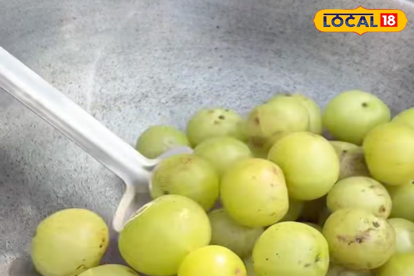 सबसे पहले आंवला को भुने सबसे पहले आंवला को भुने