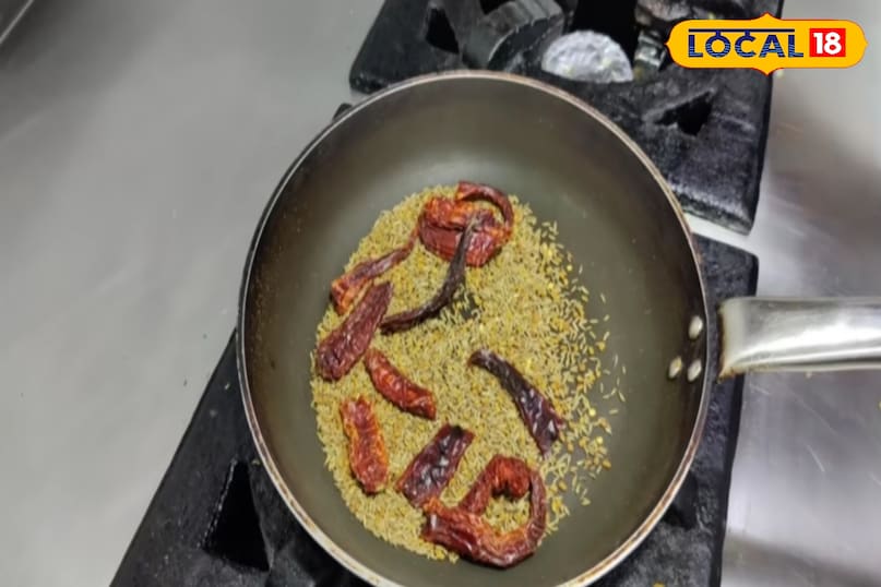 फिर कढ़ाई मे सभी मसाले को भुने फिर कढ़ाई मे सभी मसाले को भुने