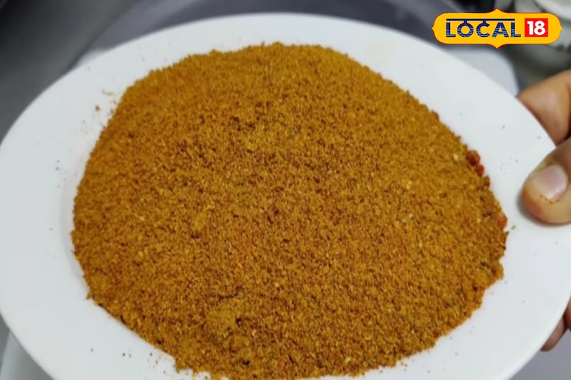 सभी मसाले को अच्छी तरह से भूरभूरा तरह से पिस ले सभी मसाले को अच्छी तरह से भूरभूरा तरह से पिस ले