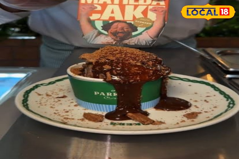 मटिल्डा (एट-सी कैफ़े) एट-सी कैफ़े के मशहूर मटिल्डा केक की सफलता के बाद अब इसका एक स्पेशल संडे वर्जन आया है। इसमें गर्मागर्म चॉकलेट केक, ठंडी आइसक्रीम और गाढ़ी फ़ज सब कुछ एक साथ मिलता है। यह अनोखा कॉम्बिनेशन इसे स्वाद और इंस्टाग्राम दोनों के लिए परफेक्ट बनाता है। मटिल्डा (एट-सी कैफ़े) एट-सी कैफ़े के मशहूर मटिल्डा केक की सफलता के बाद अब इसका एक स्पेशल संडे वर्जन आया है। इसमें गर्मागर्म चॉकलेट केक, ठंडी आइसक्रीम और गाढ़ी फ़ज सब कुछ एक साथ मिलता है। यह अनोखा कॉम्बिनेशन इसे स्वाद और इंस्टाग्राम दोनों के लिए परफेक्ट बनाता है।