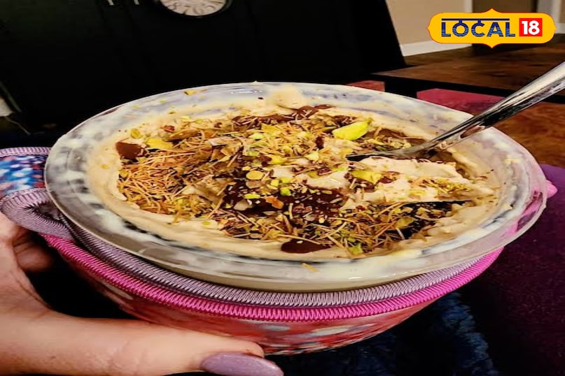 सालंकटिया (लव लाबान कैफे) मिडिल ईस्टर्न फ्लेवर का यह डेज़र्ट खाड़ी देशों की क्रीमी मिठाइयों से प्रेरित है। सालंकटिया में व्हीप्ड क्रीम, केक और हल्की मिठास की परतें होती हैं जो इसे समृद्ध और मखमली बनाती हैं। सालंकटिया (लव लाबान कैफे) मिडिल ईस्टर्न फ्लेवर का यह डेज़र्ट खाड़ी देशों की क्रीमी मिठाइयों से प्रेरित है। सालंकटिया में व्हीप्ड क्रीम, केक और हल्की मिठास की परतें होती हैं जो इसे समृद्ध और मखमली बनाती हैं।