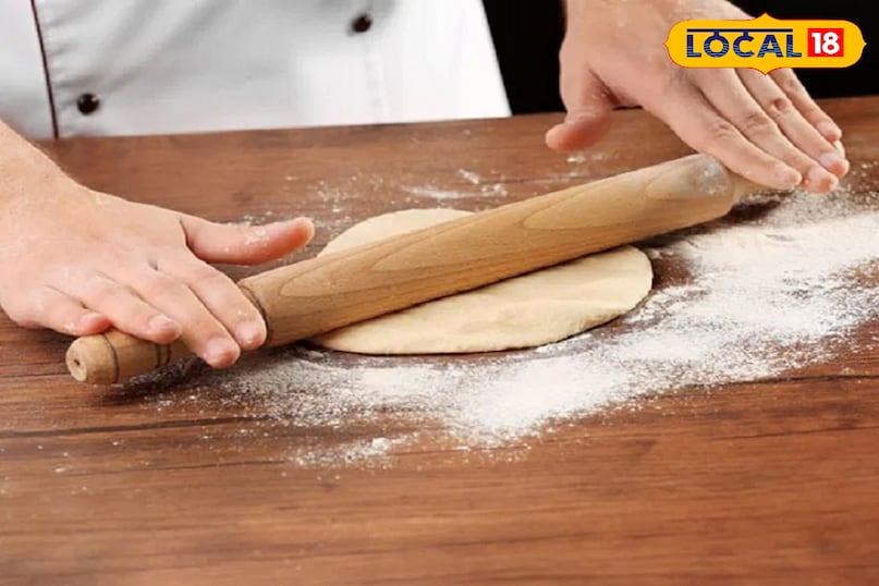 समान रूप से और धीरे से बेलें आपको चपातियों को बेलन पर बहुत ज़ोर लगाकर नहीं बेलना चाहिए। ज़्यादा दबाव या असमानता से कुछ हिस्से सख्त हो सकते हैं जबकि बाकी हिस्से चबाने में मुश्किल रह सकते हैं। एक समान पतली चपातियाँ पाने के लिए उन्हें धीरे से बेलें। समान रूप से और धीरे से बेलें आपको चपातियों को बेलन पर बहुत ज़ोर लगाकर नहीं बेलना चाहिए। ज़्यादा दबाव या असमानता से कुछ हिस्से सख्त हो सकते हैं जबकि बाकी हिस्से चबाने में मुश्किल रह सकते हैं। एक समान पतली चपातियाँ पाने के लिए उन्हें धीरे से बेलें।