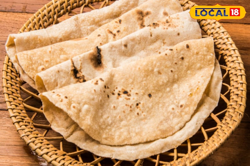 चपाती ज़्यादातर भारतीय खान-पान का मुख्य हिस्सा हैं, लेकिन अक्सर समस्या उन्हें मुलायम बनाए रखने की होती है। कई लोग शिकायत करते हैं कि उनकी चपाती बहुत जल्दी सख्त या सूखी हो जाती हैं खासकर जब उन्हें टिफिन या लंबे काम के दिनों के लिए पैक किया जाता है। इसका राज़ सही तरीके, समय और कुछ रसोई के नुस्खों के मेल में है जो चमत्कारिक रूप से काम करते हैं। चपाती ज़्यादातर भारतीय खान-पान का मुख्य हिस्सा हैं, लेकिन अक्सर समस्या उन्हें मुलायम बनाए रखने की होती है। कई लोग शिकायत करते हैं कि उनकी चपाती बहुत जल्दी सख्त या सूखी हो जाती हैं खासकर जब उन्हें टिफिन या लंबे काम के दिनों के लिए पैक किया जाता है। इसका राज़ सही तरीके, समय और कुछ रसोई के नुस्खों के मेल में है जो चमत्कारिक रूप से काम करते हैं।