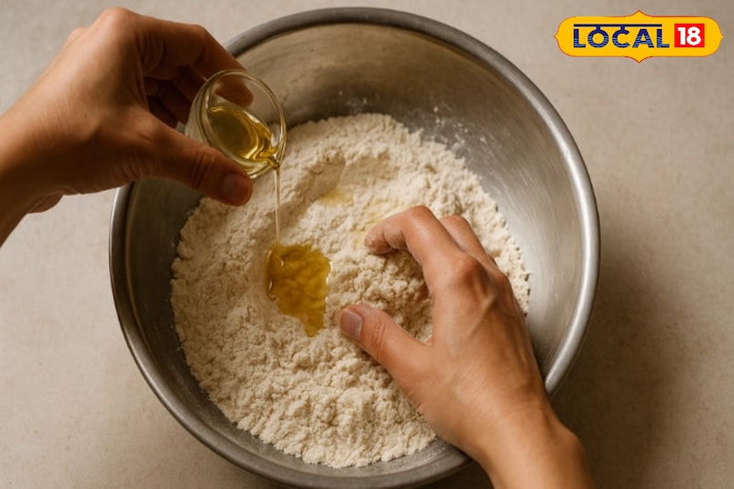 आटे में डालें तेल या घी आटा गूंधते समय ठंडे पानी की बजाय गर्म पानी या दूध का इस्तेमाल करने की सलाह दी जाती है। इससे आटा मुलायम और आसानी से फैलने वाला बनता है। दूध आटे में एक अच्छा स्वाद भी लाता है और चपातियों को लंबे समय तक नम बनाए रखता है। आटे में डालें तेल या घी आटा गूंधते समय ठंडे पानी की बजाय गर्म पानी या दूध का इस्तेमाल करने की सलाह दी जाती है। इससे आटा मुलायम और आसानी से फैलने वाला बनता है। दूध आटे में एक अच्छा स्वाद भी लाता है और चपातियों को लंबे समय तक नम बनाए रखता है।