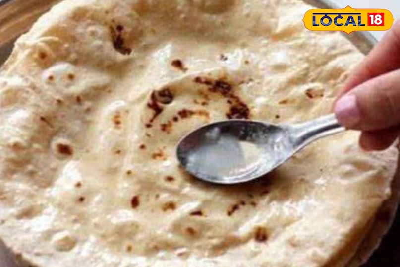 पकाने के तुरंत बाद घी का इस्तेमाल करें चपाती पकाने के तुरंत बाद उस पर घी या मक्खन की एक पतली परत लगाएँ। इससे चपाती अपनी नमी बरकरार रखती है और मुलायम व स्वादिष्ट बनती है। इसके अलावा चपाती में थोड़ी चमक और घी का अच्छा स्वाद भी आएगा। पकाने के तुरंत बाद घी का इस्तेमाल करें चपाती पकाने के तुरंत बाद उस पर घी या मक्खन की एक पतली परत लगाएँ। इससे चपाती अपनी नमी बरकरार रखती है और मुलायम व स्वादिष्ट बनती है। इसके अलावा चपाती में थोड़ी चमक और घी का अच्छा स्वाद भी आएगा।