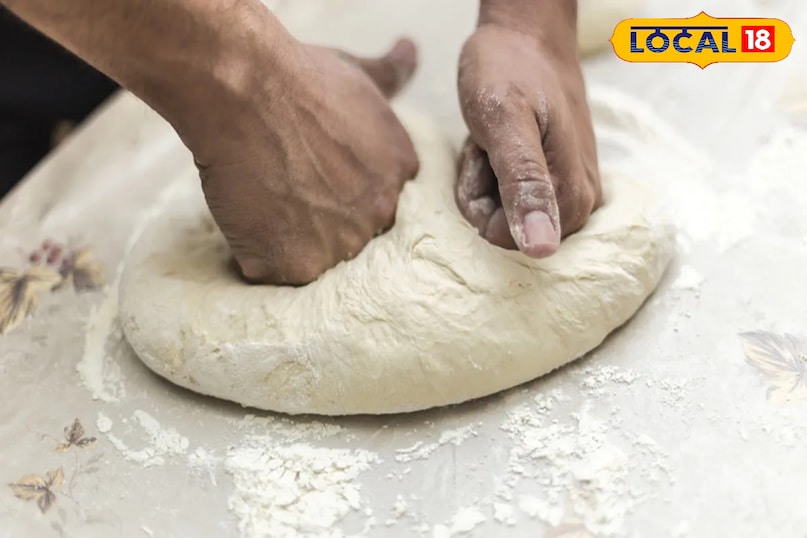 गर्म पानी से गूंधें आटा गूंधने के लिए गर्म पानी या दूध का इस्तेमाल करें आटा गूंथने के बाद, उसे गीले कपड़े से ढककर कम से कम 15-20 मिनट के लिए रख दें। आराम देने से उसमें ग्लूटेन बनता है, जिससे चपातियाँ मुलायम बनती हैं। इसके अलावा आराम देने के बाद आटे को बेलना भी आसान हो जाता है। गर्म पानी से गूंधें आटा गूंधने के लिए गर्म पानी या दूध का इस्तेमाल करें आटा गूंथने के बाद, उसे गीले कपड़े से ढककर कम से कम 15-20 मिनट के लिए रख दें। आराम देने से उसमें ग्लूटेन बनता है, जिससे चपातियाँ मुलायम बनती हैं। इसके अलावा आराम देने के बाद आटे को बेलना भी आसान हो जाता है।