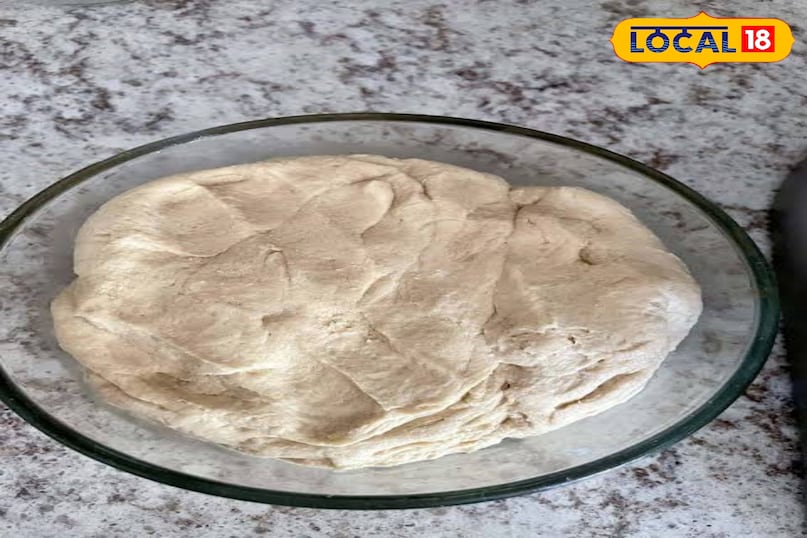 आटे को आराम दें आटे में एक चम्मच तेल या घी डालें। आटे में तेल या घी डालने से कमाल का असर होता है। यह आटे को नम रखता है और चपातियों को सूखने से बचाता है। एक या दो चम्मच तेल एक आटे के लिए काफ़ी है। आटे को आराम दें आटे में एक चम्मच तेल या घी डालें। आटे में तेल या घी डालने से कमाल का असर होता है। यह आटे को नम रखता है और चपातियों को सूखने से बचाता है। एक या दो चम्मच तेल एक आटे के लिए काफ़ी है।