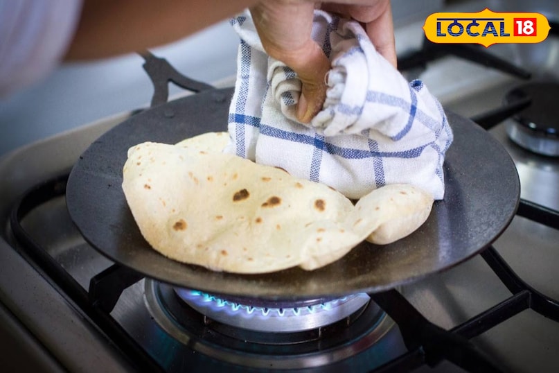 मध्यम आँच पर पकाएँ अगर चपातियाँ बहुत तेज़ आँच पर पकाई जाएँ तो वे बाहर से जल्दी भूरी और अंदर से कच्ची हो सकती हैं। चपातियों को फूलने और अंदर से नरम रखने के लिए मध्यम आँच सही है। चपातियों को तभी पलटें जब आपको उनमें कुछ छोटे बुलबुले दिखाई दें और उन्हें ज़्यादा न पकाएँ। मध्यम आँच पर पकाएँ अगर चपातियाँ बहुत तेज़ आँच पर पकाई जाएँ तो वे बाहर से जल्दी भूरी और अंदर से कच्ची हो सकती हैं। चपातियों को फूलने और अंदर से नरम रखने के लिए मध्यम आँच सही है। चपातियों को तभी पलटें जब आपको उनमें कुछ छोटे बुलबुले दिखाई दें और उन्हें ज़्यादा न पकाएँ।