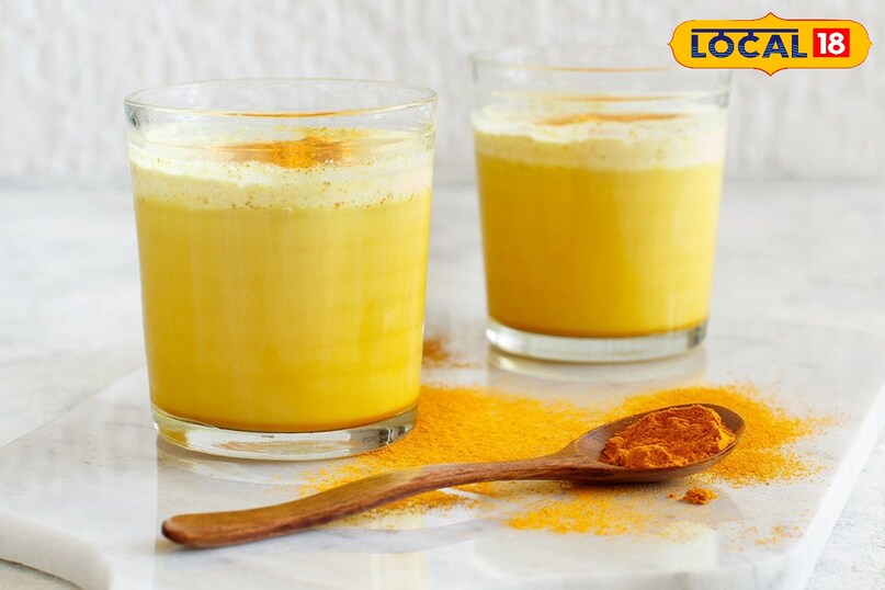 सर्दियों में हल्दी वाला दूध पीने से सेहत के लिए फायदेमंद होता है.