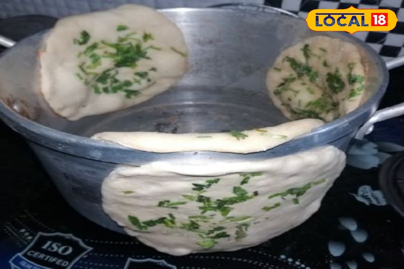 कैसे बनाते हैं चूर-चूर नान? मैदा, दही, नमक, चीनी और सोडा मिलाकर नरम डो तैयार करें इसे 30 मिनट के लिए ढककर रख दें अब आलू-पनीर की स्टफिंग तैयार करें फिर डो की लोई बनाकर स्टफिंग भरें और नान जैसा बेलें तंदूर, तवा या ओवन में सुनहरा होने तक पकाएं फिर पकने के बाद हाथ से हल्का चूर-चूर करें और ऊपर से घी लगाएं. कैसे बनाते हैं चूर-चूर नान? मैदा, दही, नमक, चीनी और सोडा मिलाकर नरम डो तैयार करें इसे 30 मिनट के लिए ढककर रख दें अब आलू-पनीर की स्टफिंग तैयार करें फिर डो की लोई बनाकर स्टफिंग भरें और नान जैसा बेलें तंदूर, तवा या ओवन में सुनहरा होने तक पकाएं फिर पकने के बाद हाथ से हल्का चूर-चूर करें और ऊपर से घी लगाएं.