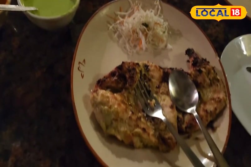 सर्दी में लुभाए गरमागरम व्यंजन पाम अरेबियन के अनुभव का केंद्र यहाँ का भोजन है। मेन्यू में अरबी हैदराबादी और उत्तर भारतीय व्यंजनों का अनूठा मेल है जिनमें से कई को गरमागरम परोसा जाता है ठंडी शाम के लिए बिल्कुल सही। यहाँ के कुछ विशेष व्यंजनों में मटन मंसफ, मंडी प्लेटर्स, जॉर्डन बिरयानी, अरबी ग्रिल, मटन रोश, शावरमा, भरवां खुब्ज, मलाईदार हम्मस और धीमी आँच पर पकाए गए स्वादिष्ट व्यंजन शामिल हैं, जो सर्दी के मौसम में खासे पसंद किए जाते हैं। सर्दी में लुभाए गरमागरम व्यंजन पाम अरेबियन के अनुभव का केंद्र यहाँ का भोजन है। मेन्यू में अरबी हैदराबादी और उत्तर भारतीय व्यंजनों का अनूठा मेल है जिनमें से कई को गरमागरम परोसा जाता है ठंडी शाम के लिए बिल्कुल सही। यहाँ के कुछ विशेष व्यंजनों में मटन मंसफ, मंडी प्लेटर्स, जॉर्डन बिरयानी, अरबी ग्रिल, मटन रोश, शावरमा, भरवां खुब्ज, मलाईदार हम्मस और धीमी आँच पर पकाए गए स्वादिष्ट व्यंजन शामिल हैं, जो सर्दी के मौसम में खासे पसंद किए जाते हैं।