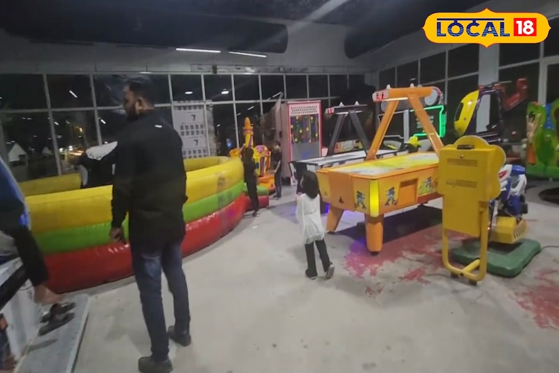 सर्द रातों के लिए आरामदायक कोना सर्दियों में निजी समारोहों के लिए पाम अरेबियन में आरामदायक डाइनिंग हट्स और प्राइवेट डाइनिंग रूम की सुविधा है। ये गर्म और सुरक्षित जगहें परिवारों, दोस्तों के साथ जमघट लगाने या लंबे रात्रिभोज के लिए बिल्कुल उपयुक्त हैं। सर्द रातों के लिए आरामदायक कोना सर्दियों में निजी समारोहों के लिए पाम अरेबियन में आरामदायक डाइनिंग हट्स और प्राइवेट डाइनिंग रूम की सुविधा है। ये गर्म और सुरक्षित जगहें परिवारों, दोस्तों के साथ जमघट लगाने या लंबे रात्रिभोज के लिए बिल्कुल उपयुक्त हैं।