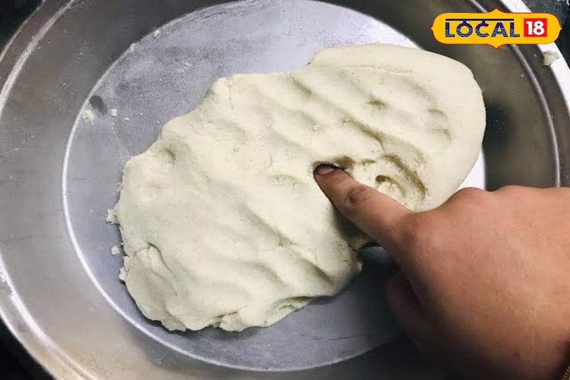 एक बड़े कटोरे में आटा लें। इसमें उबली हुई सब्जियां, उबला आलू, मटर, बारीक कटा प्याज, हरी मिर्च और अदरक डालें। अब सभी सामग्री को अच्छी तरह मैश कर लें, ताकि सब्जियां आटे में अच्छी तरह मिल जाएं। इसमें नमक, लाल मिर्च पाउडर, जीरा और अजवायन डालकर मिलाएं। जरूरत के अनुसार थोड़ा-थोड़ा पानी डालते हुए नरम आटा गूंध लें एक बड़े कटोरे में आटा लें। इसमें उबली हुई सब्जियां, उबला आलू, मटर, बारीक कटा प्याज, हरी मिर्च और अदरक डालें। अब सभी सामग्री को अच्छी तरह मैश कर लें, ताकि सब्जियां आटे में अच्छी तरह मिल जाएं। इसमें नमक, लाल मिर्च पाउडर, जीरा और अजवायन डालकर मिलाएं। जरूरत के अनुसार थोड़ा-थोड़ा पानी डालते हुए नरम आटा गूंध लें