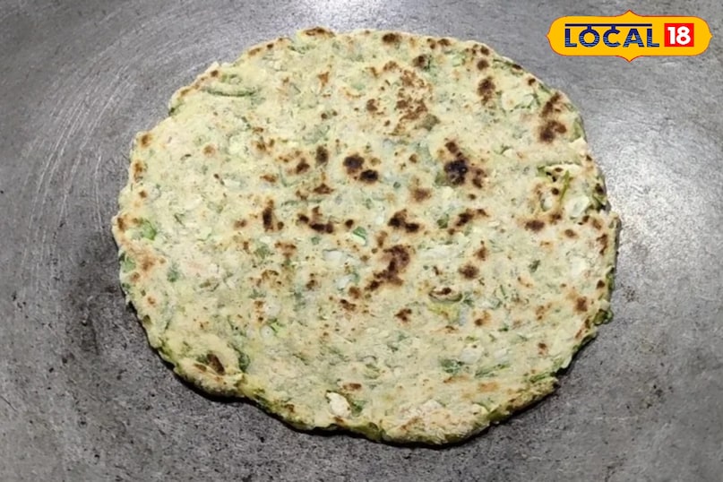 अब एक नॉन-स्टिक तवा को मध्यम आंच पर गर्म करें और हल्का सा तेल फैला दें। गूंथे हुए आटे से छोटी-छोटी लोइयां बनाएं और उन्हें बेलकर पराठे का आकार दें पराठे को तवे पर डालकर दोनों तरफ से अच्छी तरह सेंक लें। दोनों तरफ हल्का तेल लगाकर कुरकुरा होने तक सेकें। अब एक नॉन-स्टिक तवा को मध्यम आंच पर गर्म करें और हल्का सा तेल फैला दें। गूंथे हुए आटे से छोटी-छोटी लोइयां बनाएं और उन्हें बेलकर पराठे का आकार दें पराठे को तवे पर डालकर दोनों तरफ से अच्छी तरह सेंक लें। दोनों तरफ हल्का तेल लगाकर कुरकुरा होने तक सेकें।