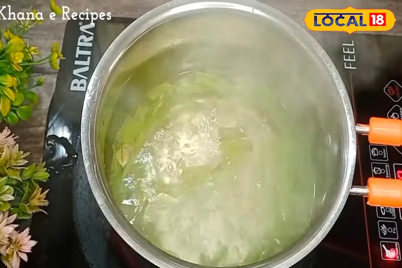 पानी में अच्छे से उबाल आने तक गर्म करें पानी में अच्छे से उबाल आने तक गर्म करें