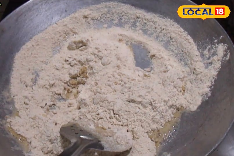 अब आपको 2 छोटे कप गेहूं का आटा लेना है और उसे गोंद वाली कड़ाही में बचे घी में ही भून लें। अगर घी कम लग रहा हो तो थोड़ा और मिला सकते हैं। अब आटे को धीमी आंच पर ब्राउन होने और खुशबू आने तक अच्छी तरह से भून लें। 