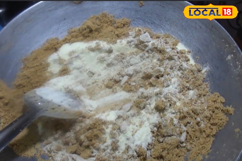 अब 1 मुट्ठी बादाम, 1 मुट्ठी काजू लें और इन्हें मिक्सी में डालकर ग्राइंड कर लें। अब आटा भुन गया है तो इसमें 1 कटोरी मावा मिला दें। अगर मावा नहीं है तो आप मिल्क पाउडर का भी इस्तेमाल कर सकते हैं या इसकी जगह मलाई भी उपयोग कर सकते हैं। आटे में मावा को अच्छी तरह मिला दें।