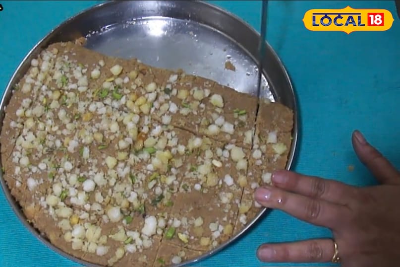 फ्लेवर के लिए इलायची पाउडर, सौंठ का पाउडर और आधा जायफल को घिस दें। अब सारी चीजों को अच्छी तरह मिला लें। इस मिश्रण से आप लड्डू बना सकते हैं या इसे सेट करके बर्फी की शेप दे सकते हैं। आप इसे सेट कर दें और आधा घंटे के लिए छोड़ दें। एकदम हेल्दी और टेस्टी बर्फी बनकर तैयार हो जाएंगी। सर्दियों में आपको भी ये रेसिपी जरूर ट्राई करनी चाहिए।