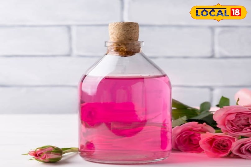 जब पानी का रंग हल्का गुलाबी हो जाए तो गैस बंद कर दें। मिश्रण को ठंडा होने दें फिर छलनी की मदद से छानकर कांच की बोतल या स्प्रे बोतल में भर लें फिर आप इसका इस्तेमाल कर सकते हैं 