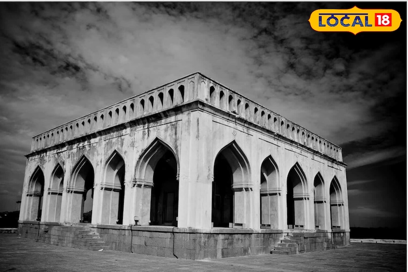 बॉलीवुड और तारामती बारादरी का नाता इसकी ऐतिहासिक भव्यता और आकर्षक वास्तुकला इसे फिल्म निर्माताओं के लिए एक आदर्श लोकेशन बनाती है। कुछ प्रसिद्ध फिल्में जो यहां शूट हुईं बाहुबली: द बिगिनिंग (2015), रुद्रमादेवी (2015), मैं हूं ना (2004), गोलमाल अगेन (2017) इसके अलावा, यह स्थान प्री-वेडिंग फोटोशूट और म्यूजिक वीडियोज के लिए भी बेहद लोकप्रिय है।