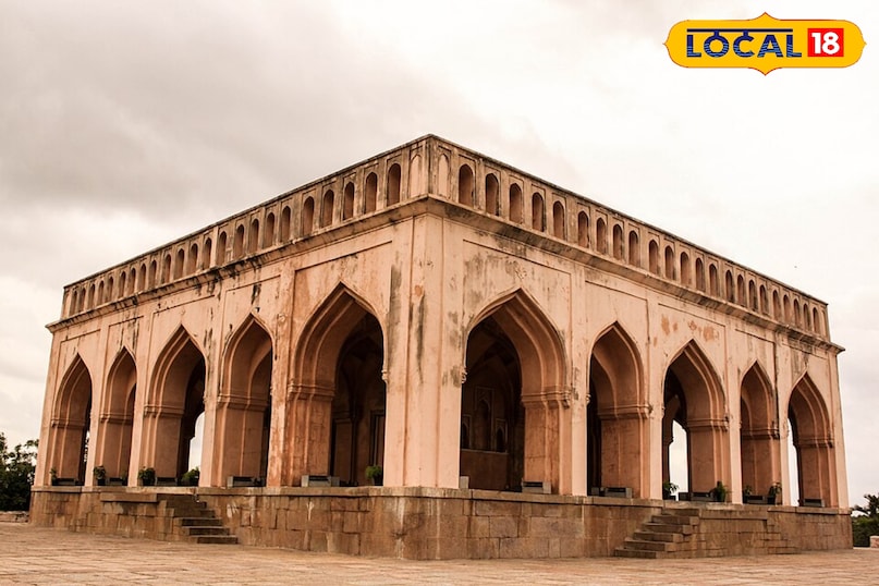 तारामती बारादरी इब्राहिम बाग का एक ऐतिहासिक सराय है बारादरी का निर्माण मूसी नदी के तट पर किया गया था। पर्यटन विभाग के अनुसार इसका नाम गोलकुंडा के सातवें सुल्तान अब्दुल्ला कुतुब शाह के शासनकाल से जुड़ा है जिन्होंने अपनी प्रिय वेश्या, दरबारी नर्तकी तारामती के नाम पर यह नाम रखा था। तारामती बारादरी एक ऐतिहासिक जगह के साथ-साथ साथ बॉलीवुड फ़िल्मों की शूटिंग और प्री-वेडिंग शूटिंग के लिए खास मानी जाती है.