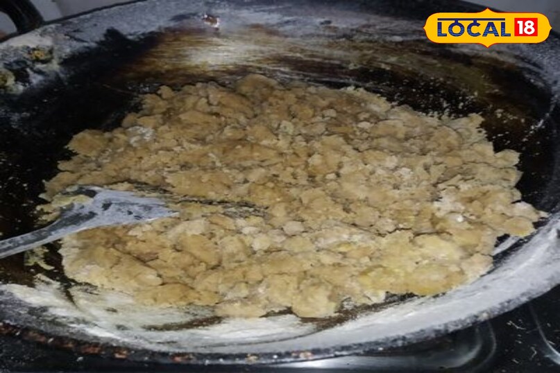 सूजी और मावे को भूनना उसी कड़ाही में बची हुई घी डालें और गर्म होने दें। अब इसमें सूजी डालें और मध्यम आंच पर लगातार चलाते हुए भूनें। इसे गहरा रंग नहीं करना है बस हल्की सुगंध आने तक भूनें। सूजी भूमावे और सूजी को लगातार चलाते हुए भूनें। यह मिश्रण हल्का सुनहरा और घी छोड़ने लगेगा। इसमें लगभग 10-15 मिनट लग सकते हैं। यह कदम हलवे के रंग और स्वाद के लिए बहुत सूजी और मावे को भूनना उसी कड़ाही में बची हुई घी डालें और गर्म होने दें। अब इसमें सूजी डालें और मध्यम आंच पर लगातार चलाते हुए भूनें। इसे गहरा रंग नहीं करना है बस हल्की सुगंध आने तक भूनें। सूजी भूमावे और सूजी को लगातार चलाते हुए भूनें। यह मिश्रण हल्का सुनहरा और घी छोड़ने लगेगा। इसमें लगभग 10-15 मिनट लग सकते हैं। यह कदम हलवे के रंग और स्वाद के लिए बहुत