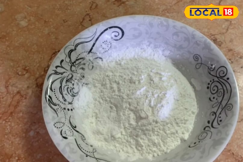 मुख्य सामग्री 1 कप सूजी, 1 कप मावा, 1 कप चीनी, 4 कप पानी, 1/2 कप शुद्ध घी सबसे अच्छा रिजल्ट देती है सुगंध और स्वाद के लिए इलायची पाउडर एक चुटकी केसर गर्म दूध में भिगोकर रख दें 10-12 बादाम, 10-12 पिस्ता और गोंद छोटे टुकड़ों में तोड़ लें मुख्य सामग्री 1 कप सूजी, 1 कप मावा, 1 कप चीनी, 4 कप पानी, 1/2 कप शुद्ध घी सबसे अच्छा रिजल्ट देती है सुगंध और स्वाद के लिए इलायची पाउडर एक चुटकी केसर गर्म दूध में भिगोकर रख दें 10-12 बादाम, 10-12 पिस्ता और गोंद छोटे टुकड़ों में तोड़ लें