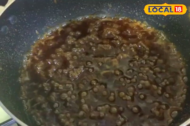 बनाने की विधि एक बर्तन में 4 कप पानी और 1 कप चीनी डालकर मध्य आंच पर चाशनी बना लें इसे तब तक उबालें जब तक चीनी पूरी तरह घुल न जाए। इसे गाढ़ा होने की जरूरत नहीं है। इसमें केसर वाला दूध और इलायची पाउडर मिला दें। गैस बंद कर दें और अलग रख दें। बनाने की विधि एक बर्तन में 4 कप पानी और 1 कप चीनी डालकर मध्य आंच पर चाशनी बना लें इसे तब तक उबालें जब तक चीनी पूरी तरह घुल न जाए। इसे गाढ़ा होने की जरूरत नहीं है। इसमें केसर वाला दूध और इलायची पाउडर मिला दें। गैस बंद कर दें और अलग रख दें।