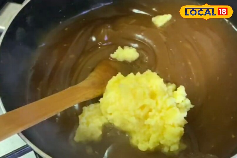 गोंद और मेवे तैयार करना एक भारी तले की कड़ाही या पैन में 1 चम्मच घी गर्म करें। अगर गोंद का इस्तेमाल कर रहे हैं, तो उसे इसमें डालें। गोंद फूलकर और हल्का सफेद होकर फूल जाएगा। इसे तुरंत निकाल कर अलग रख दें। ध्यान रहे, यह जले नहीं। अब उसी घी में कटे हुए बादाम और पिस्ता को हल्का सुनहरा होने तक भून लें और निकाल कर अलग रख दें। गोंद और मेवे तैयार करना एक भारी तले की कड़ाही या पैन में 1 चम्मच घी गर्म करें। अगर गोंद का इस्तेमाल कर रहे हैं, तो उसे इसमें डालें। गोंद फूलकर और हल्का सफेद होकर फूल जाएगा। इसे तुरंत निकाल कर अलग रख दें। ध्यान रहे, यह जले नहीं। अब उसी घी में कटे हुए बादाम और पिस्ता को हल्का सुनहरा होने तक भून लें और निकाल कर अलग रख दें।