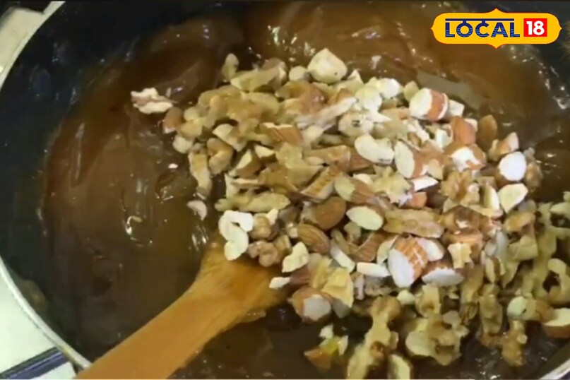 हलवा बनाना अब कड़ाही को आंच से उतार लें धीरे-धीरे, थोड़ा-थोड़ा करके तैयार गर्म चाशनी को सूजी-मावा के मिश्रण में डालें, और साथ ही तेजी से चलाते रहें ताकि गठ्ठे न बनें जब सारी चाशनी मिल जाए, तो कड़ाही को वापस मध्यम आंच पर रख दें। लगातार चलाते रहें। मिश्रण धीरे-धीरे गाढ़ा होने लगेगा और घी छोड़ने लगेगा। हलवा बनाना अब कड़ाही को आंच से उतार लें धीरे-धीरे, थोड़ा-थोड़ा करके तैयार गर्म चाशनी को सूजी-मावा के मिश्रण में डालें, और साथ ही तेजी से चलाते रहें ताकि गठ्ठे न बनें जब सारी चाशनी मिल जाए, तो कड़ाही को वापस मध्यम आंच पर रख दें। लगातार चलाते रहें। मिश्रण धीरे-धीरे गाढ़ा होने लगेगा और घी छोड़ने लगेगा।