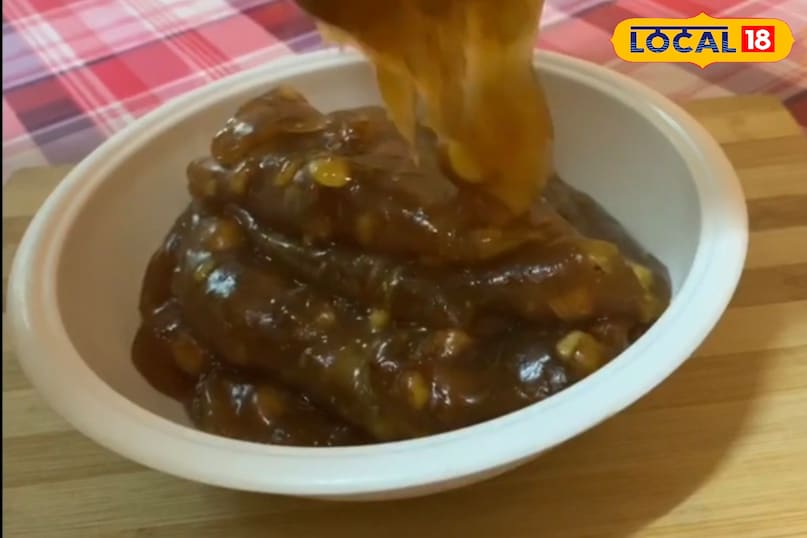 सर्विंग हलवे को कड़ाही से निकालकर एक अच्छी तरह से घी लगी हुई ट्रे या बाउल में फैला दें। ऊपर से बचे हुए भुने मेवे और केसर से सजाएं। इसे थोड़ा ठंडा होने दें, फिर काट कर या चम्मच से सर्व करें। सर्विंग हलवे को कड़ाही से निकालकर एक अच्छी तरह से घी लगी हुई ट्रे या बाउल में फैला दें। ऊपर से बचे हुए भुने मेवे और केसर से सजाएं। इसे थोड़ा ठंडा होने दें, फिर काट कर या चम्मच से सर्व करें।