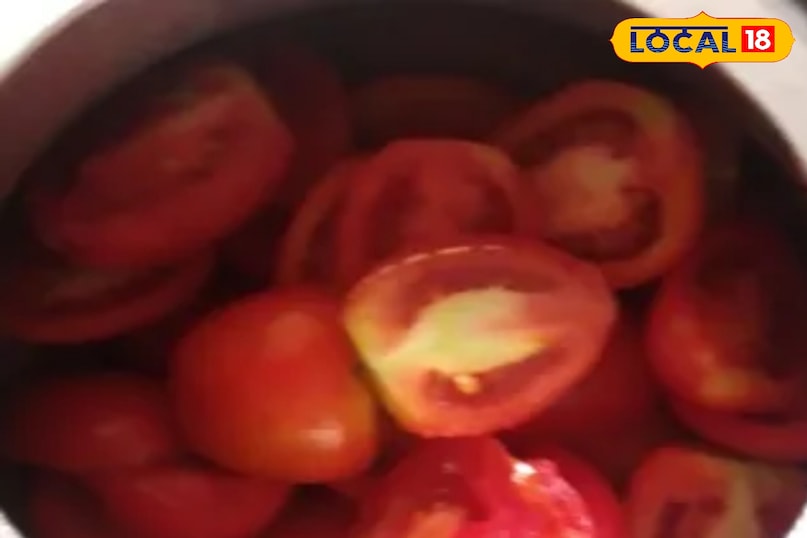 सबसे पहले टमाटर को काट ले 