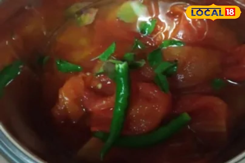 इस मिश्रण मे पानी डालकर उबलने दे 