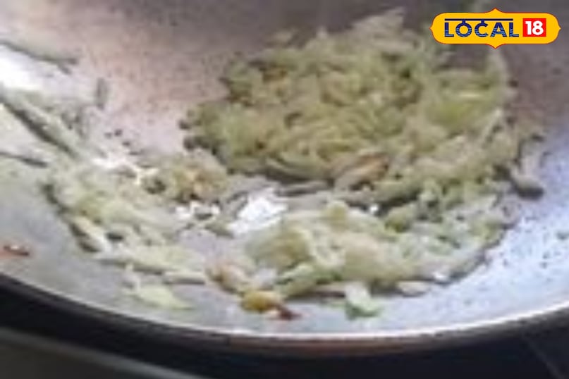 फिर प्याज़,जीरा डालकर घी मे फ्राई करे 