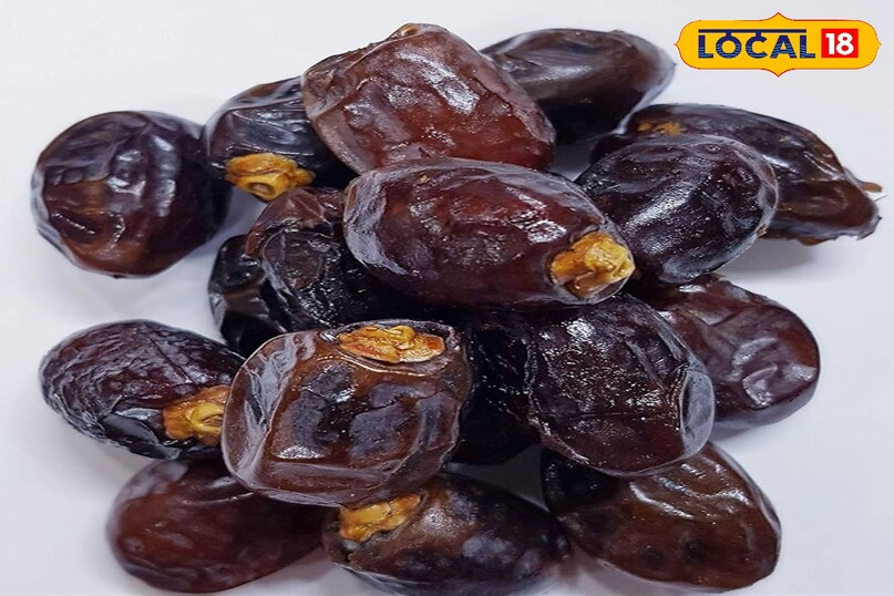 खजूर खजूर प्राकृतिक मिठास और एनर्जी का बेहतरीन स्रोत है। ये आयरन और मैग्नीशियम से भरपूर होते हैं। भीगे हुए खजूर या दूध में उबालकर खाने से सर्दियों की सुस्ती दूर होती है और शरीर को गर्मी मिलती है।