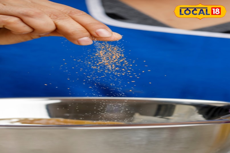 सावधानियां हींग की मात्रा बहुत कम सिर्फ एक चुटकी रखें ज्यादा लेने से स्वाद खराब हो सकता है। अगर आपको कोई विशेष स्वास्थ्य समस्या है तो डॉक्टर से सलाह लेकर ही इस्तेमाल करें।