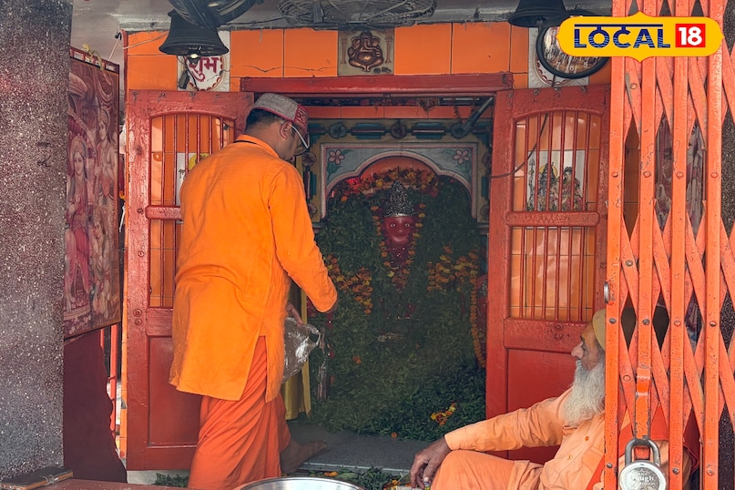 छात्रों की अधिक संख्या आती है दर्शन पूजन के लिए 