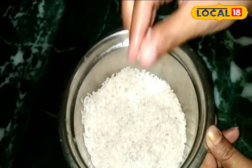 सबसे पहले चावल को सात से आठ घंटे भींगाकर रख ले 