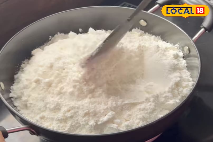 पिसे हुआ चावल को नमी को हटाने के लिये आँटा को थोड़ी देर भून ले 