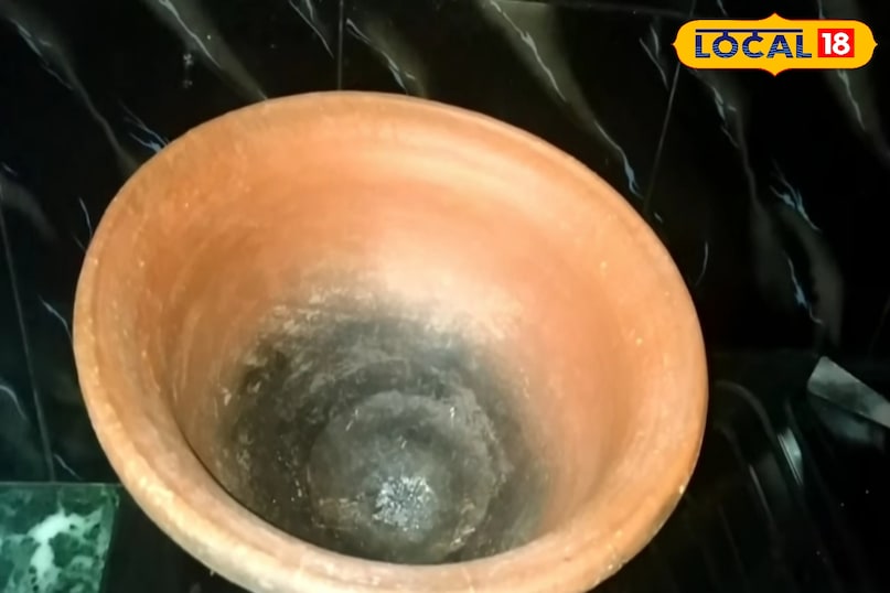 इस पकवान को बनाने के मिट्टी का बर्तन और चावल का आँटा का जरुरत होता है 