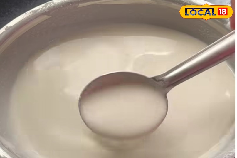 अब बैटर को धीरे धीरे मिट्टी के खपरी मे डाले 