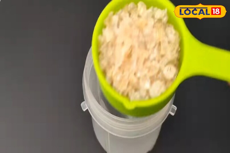 गोंद को मिक्सी मे अच्छे से पिस ले गोंद को मिक्सी मे अच्छे से पिस ले