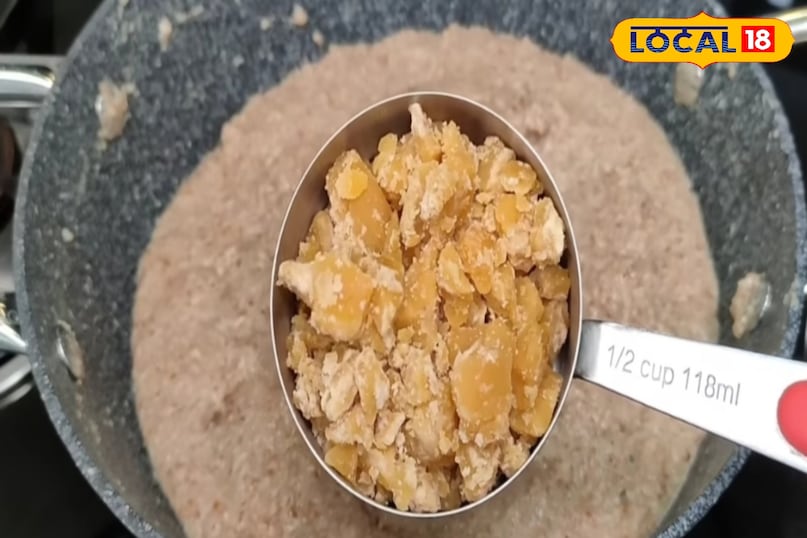 गोंदपाक को मीठा बनाने के लिये गुड़ डाले. गोंदपाक को मीठा बनाने के लिये गुड़ डाले.