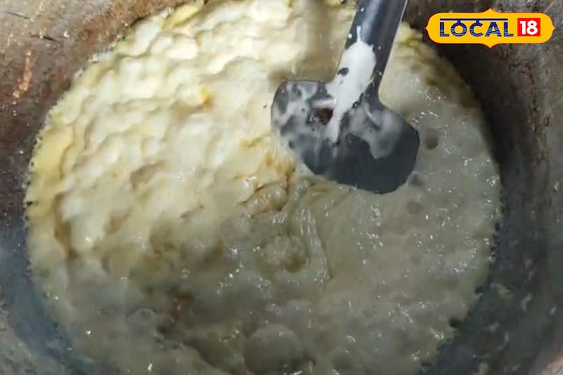 इस होटल में आने के बाद होटल संचालक आपसे यह पूछेंगे कि कौन सी सब्जी को खाना आप पसंद करेंगे आप अपने मन के हिसाब से सब्जी और क्रीम लाकर होटल संचालक को सौंप दे उसके बाद आपके आंखों के सामने चूल्हे पर यह पकवान तैयार किया जाता है महज 10 मिनट में सब्जी बनाकर तैयार हो जाती है सबसे खास बात यह है कि इस सब्जी में एक बूंद भी तेल की मात्रा नहीं होती है सरल मसाला का इस्तेमाल किया जाता है बस कुछ ही देर में यह लजीज और मसालेदार चटपटा सब्जी बनाकर तैयार हो जाता है ,