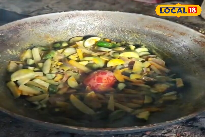 इस सब्जी को बनाने की रेसिपी भी काफी सरल और आसान है,इसके लिए पहले सब्जी को फ्राई कर अलग रखा जाता है और फिर दूसरे बर्तन में प्याज, तेल के साथ अन्य मसाला डालकर आखिरी में मलाई डाल दी जाती है, जिसके बाद सब्जी ग्रेवी से लटपट हो जाती है और ग्रेवी में एक अलग मिठास आ जाती है. इलाके के लोग इस सब्जी को काफी चाव से खाना पसंद करते हैं. तभी तो यहां के होटल में लोगों की लाइन लगी रहती है. लोग अपनी बारी का इंतजार करते हैं.