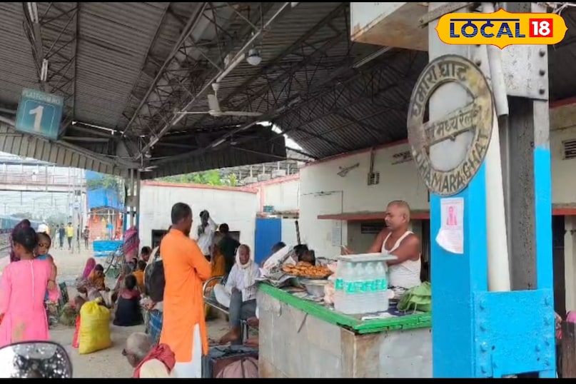 सहरसा मानसी रेलखंड का एक ऐसा स्थान जहां जाते ही आपको मलाई से तैयार सब्जी की महक आपके मुंह तक पहुंच जाएगी यकीन मानिए इस सुगंध को महसूस करने के बाद आप इस व्यंजन को खाने से रोक नहीं पाएंगे दरअसल सहरसा मानसी रेलखंड का यह धमारा घाट स्टेशन जहां पर क्रीम सब्जी काफी प्रचलित है इस रास्ते से गुजरने वाले सभी लोग एक बार इस सब्जी का स्वाद जरूर सकते हैं।